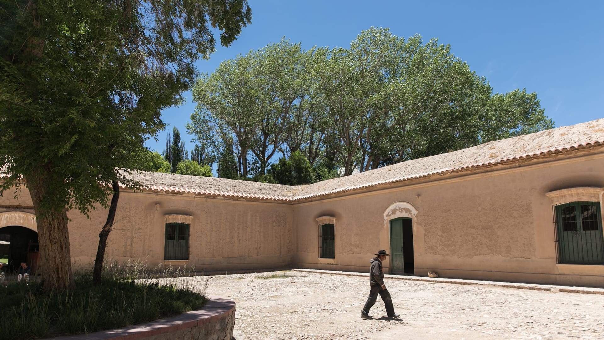 Una de las cuidadoras de la iglesia Nuestra Señora del Rosario y San Francisco de Asís, que data de 1682 y se conserva en su estado original.