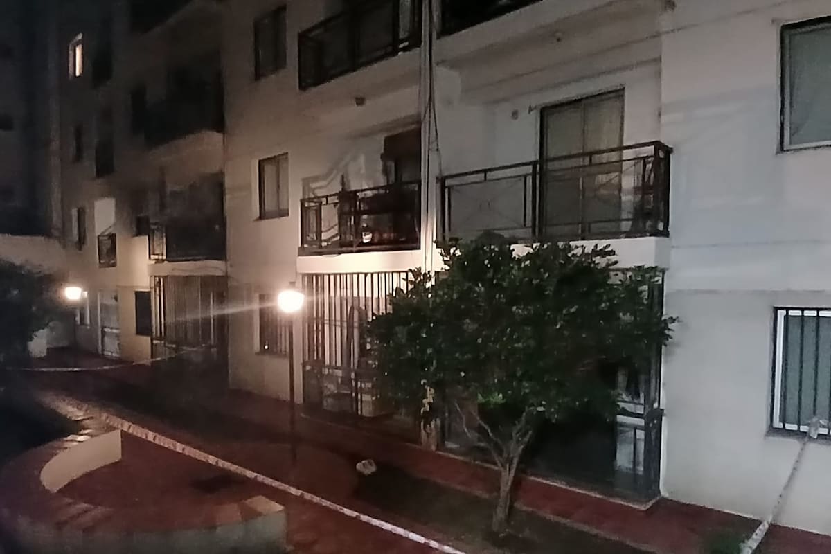 El patio interno del complejo de departamentos, donde cayó la mujer de 44 años tras ser arrojada desde un balcón