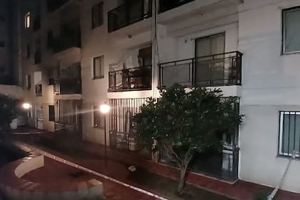 El patio interno del complejo de departamentos, donde cayó la mujer de 44 años tras ser arrojada desde un balcón