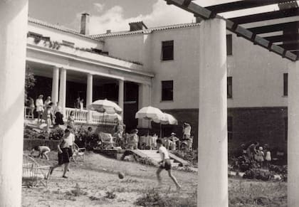 El patio interno del Playas Hotel cuando todavía no tenía pileta