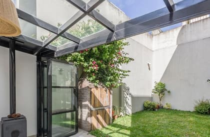 El patio que da al jardín tiene una galería que puede estar cerrada o abierta y una salamandra para estar afuera durante el invierno.