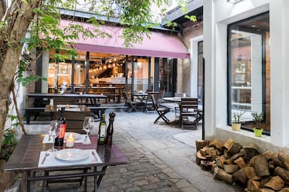 El patio recibe a los clientes apenas llegan