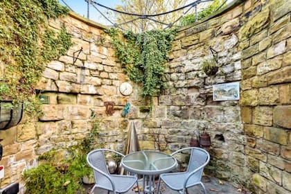 El patio subterráneo es una de las grandes sorpresas que presenta la pequeña vivienda de Grimston Park