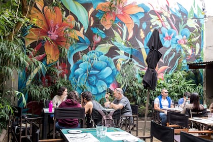 El patio tropical y su colorido mural, un microclima sobre el renacido Boulevard Sáenz Peña.