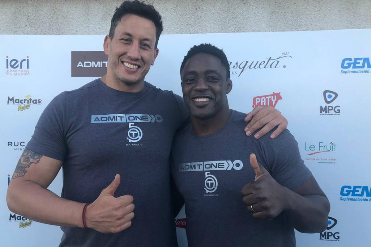 El Pato Albacete, ayer en Nordelta junto con uno de los invitados: Yannick Nyanga, compañero en el Stade Toulousain y Racing 92