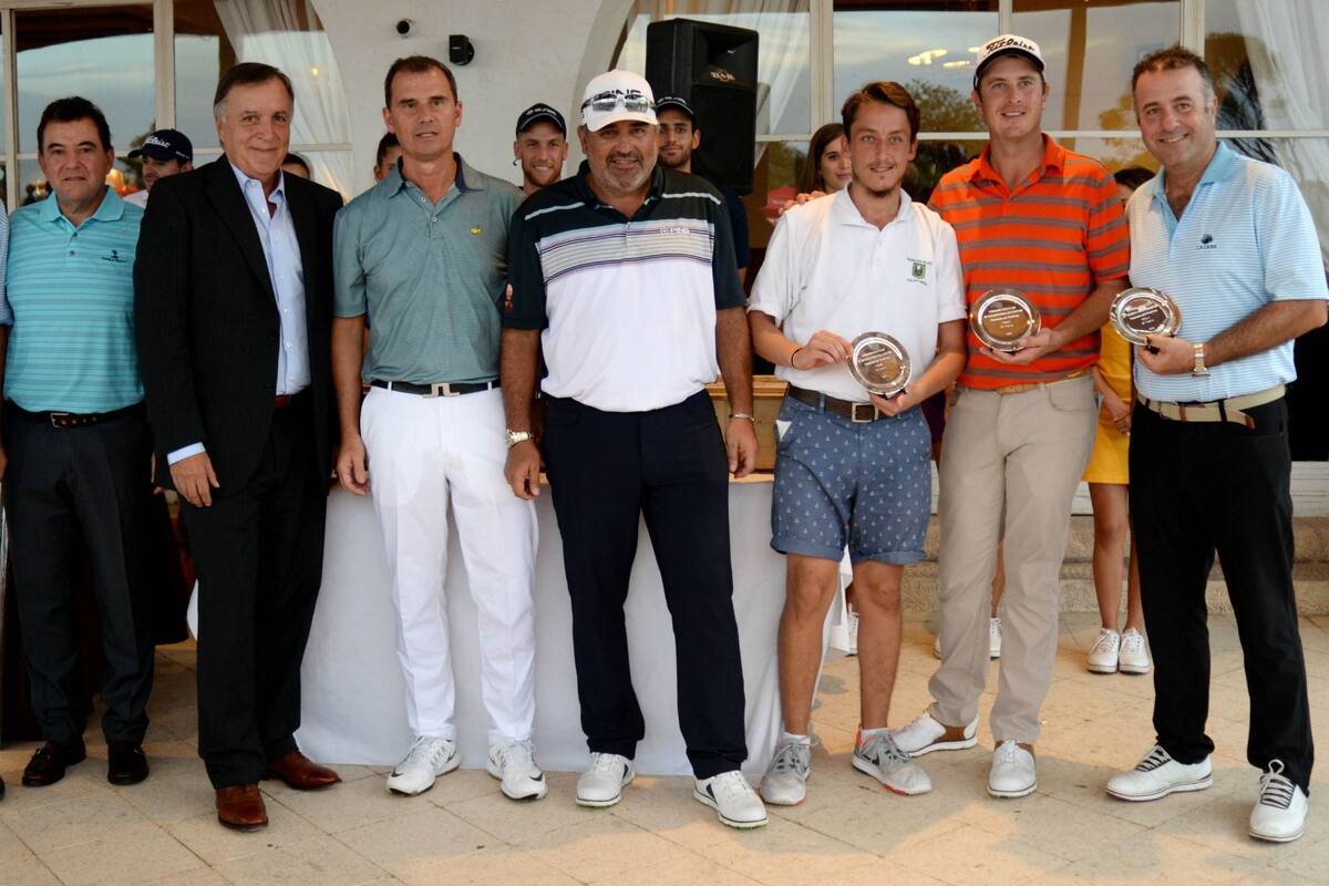 El Pato, con los ganadores del Pro-Am, Michael Davan (profesional), Claudio Kwiatsqui, Diego Nepomneschi y Nicolás Di Pinto