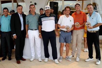 El Pato, con los ganadores del Pro-Am, Michael Davan (profesional), Claudio Kwiatsqui, Diego Nepomneschi y Nicolás Di Pinto