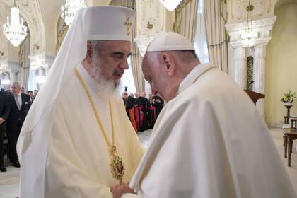 El patriarca rumano Daniel saluda al Papa Francisco en su llegada a Rumania.