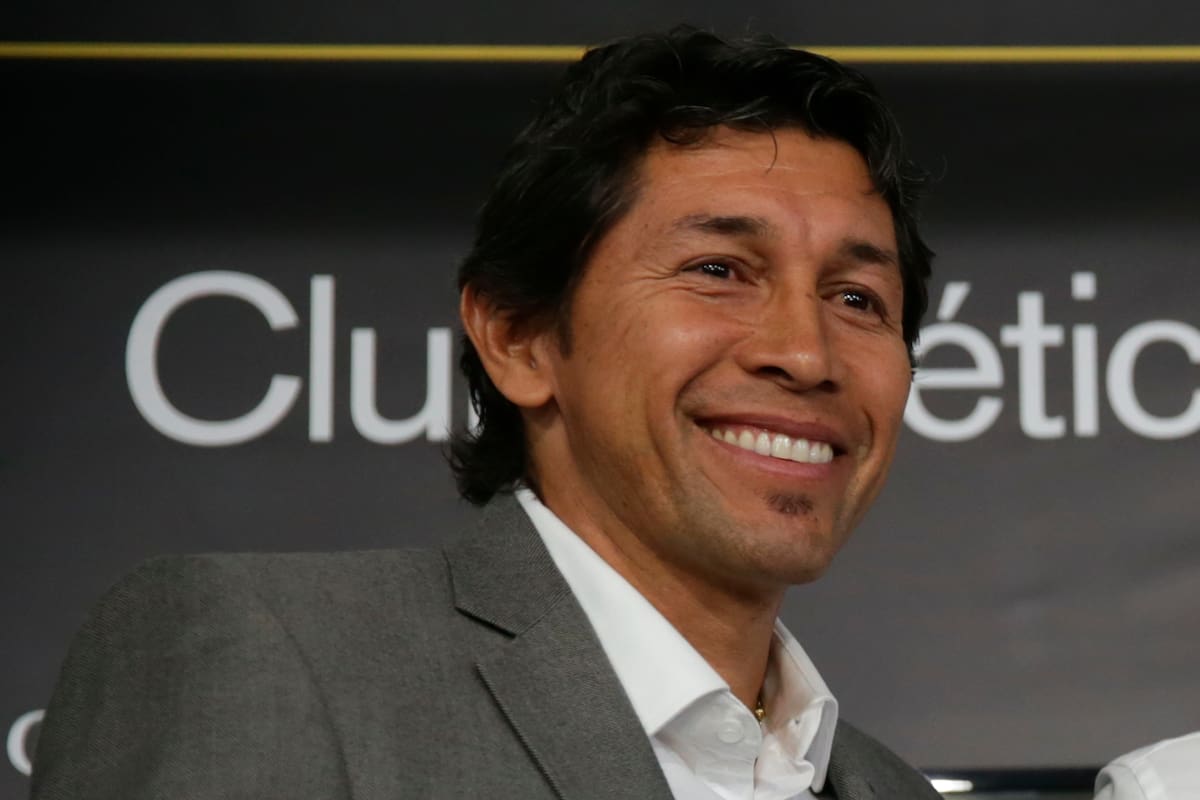 El patrón Bermúdez sueña con traer a Cavani a Boca