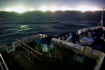 En el horizonte se observan las luces de los buques pesqueros