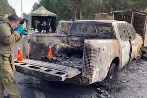 El patrullero de Carabineros incendiado con tres policías adentro