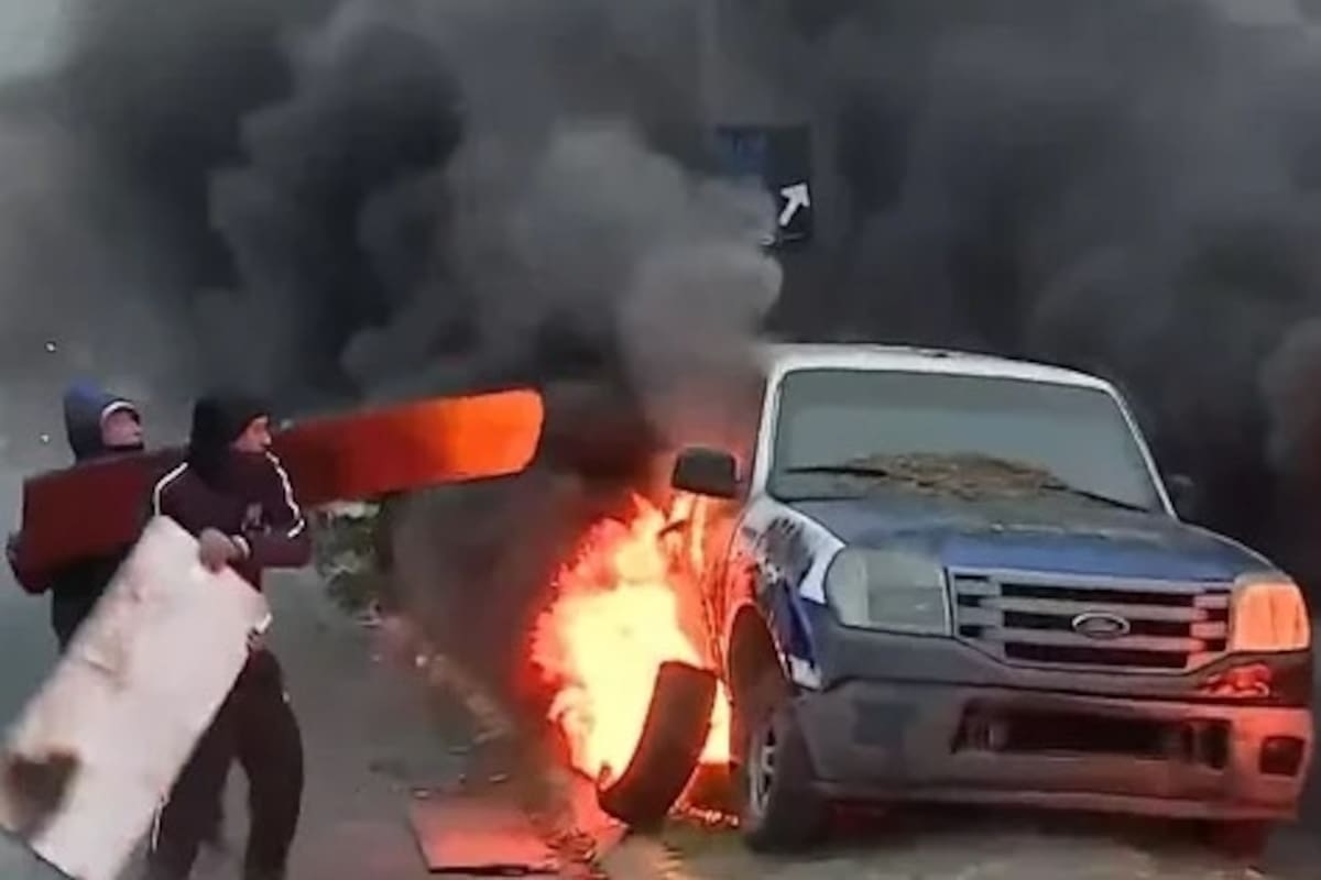 El patrullero incendiado durante la violenta protesta de trabajadores de apps de delivery frente a la comisaría de Loma Hermosa, Tres de Febrero