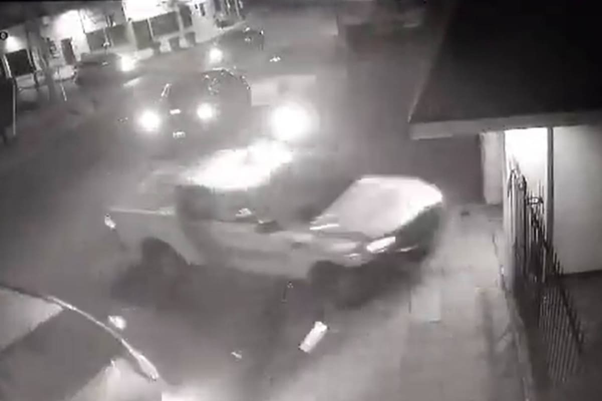 El patrullero terminó contra una casa