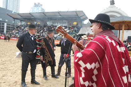 El payador practica el arte de la improvisación, muchas veces con propuestas de su público