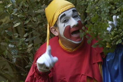 El payaso cordobés Piñón Fijo detrás de un arbusto