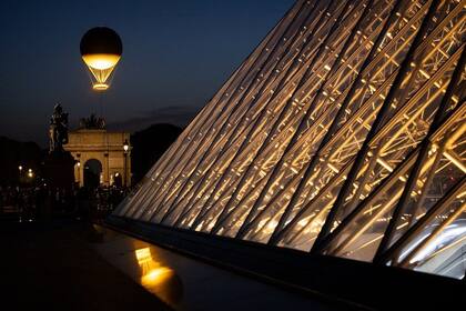 El pebetero olímpico en la noche de París © Jonathan Sarago / MEAE