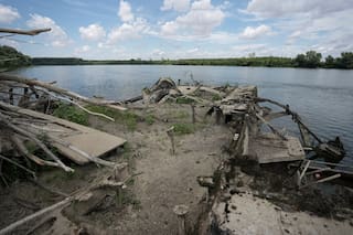 Un barco histórico emerge en Serbia mientras la sequía y el calor secan ríos de Europa
