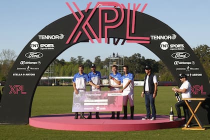 El peculiar podio de Xtreme Polo League, con Ellerstina sosteniendo el "cheque" de 200.000 dólares para el campeón.