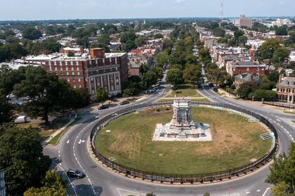 El pedestal donde antes estaba la estatua del general confederado Robert E. Lee en Richmond, Virginia, el 14 de septiembre del 2021.  (Foto AP/Steve Helber)