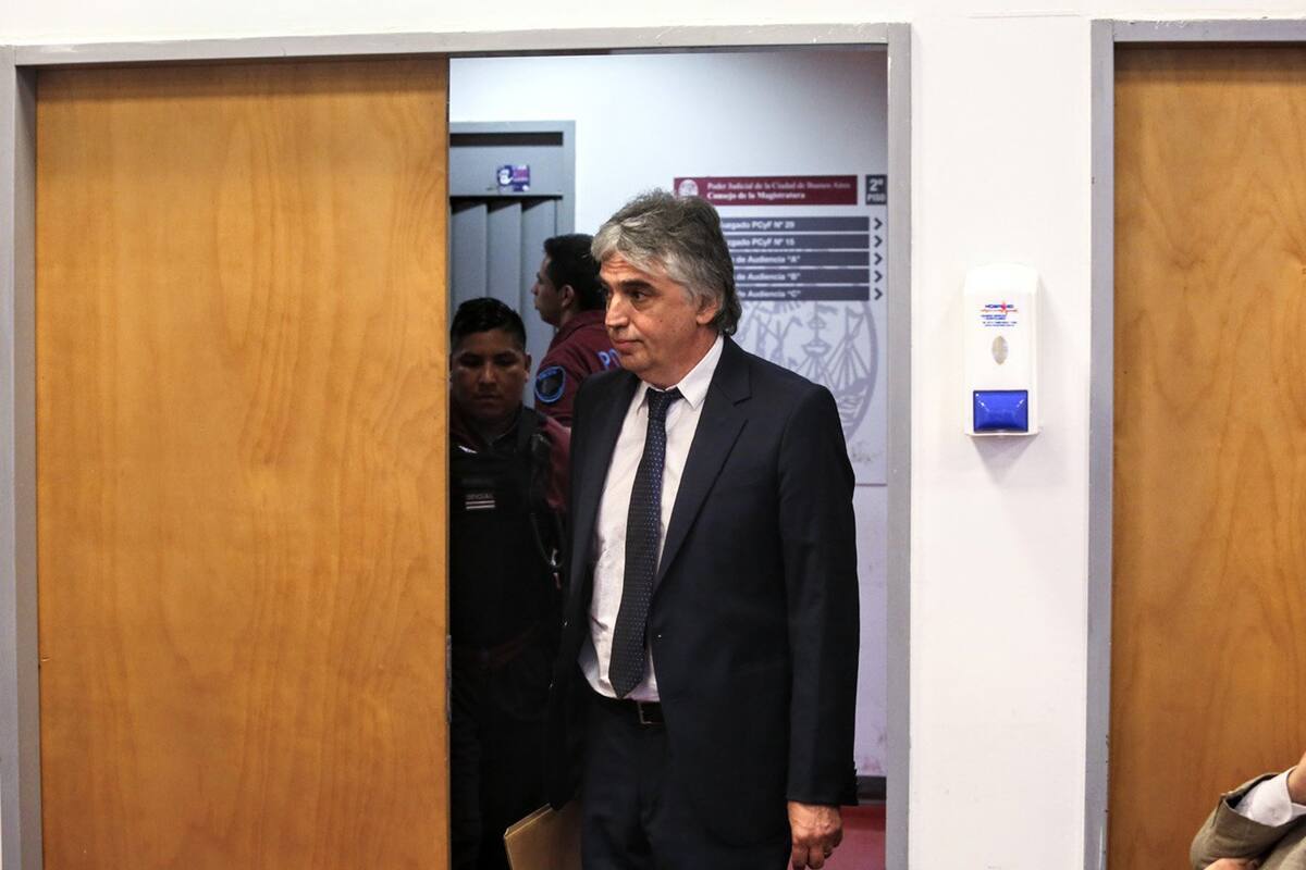El pediatra Ricardo Russo, ayer, al ingresar en la sala donde comenzó el juicio en su contra
