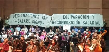 El pedido de "designaciones ya, salario digno, equiparación y recomposición salarial"