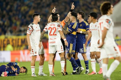 El pedido de los jugadores de Boca al árbitro por la falta a Leandro Paredes