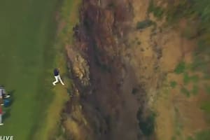 El peligroso golpe de Jordan Spieth en Pebble Beach