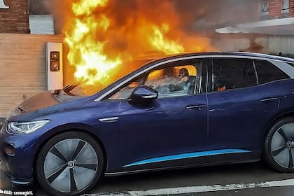 El peligroso motivo por el que prohíben a los autos eléctricos en los estacionamientos