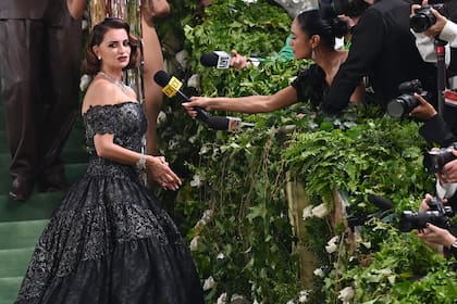 El pelo corto con sutiles ondas, el detalle del lazo en la cabeza y los labios de rojo acompañaron el look de Penélope Cruz, que no por clásica dejó de desplegar toda su seducción