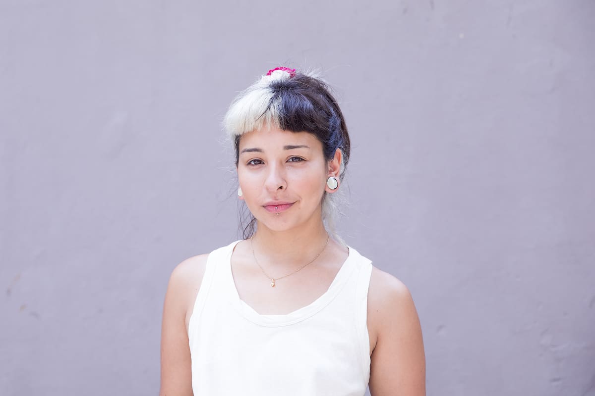 El pelo de Yamila resultó ser el mayor reflejo de su búsqueda personal. Ella cuenta su historia en libertad y con mucha humildad, aunque quizá, nadie la exprese mejor que su pelo.