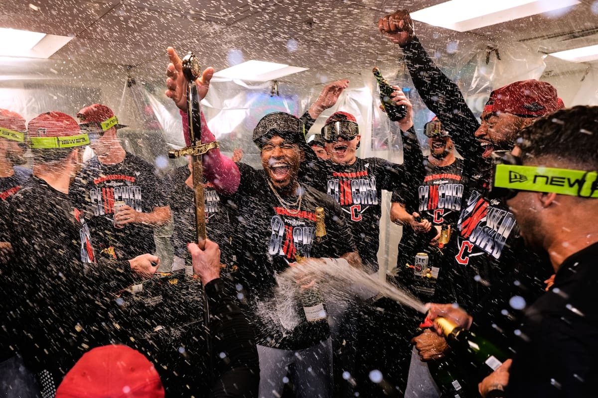 El pelotero Ángel Martínez, de los Guardianes de Cleveland (centro), celebra con sus compañeros tras