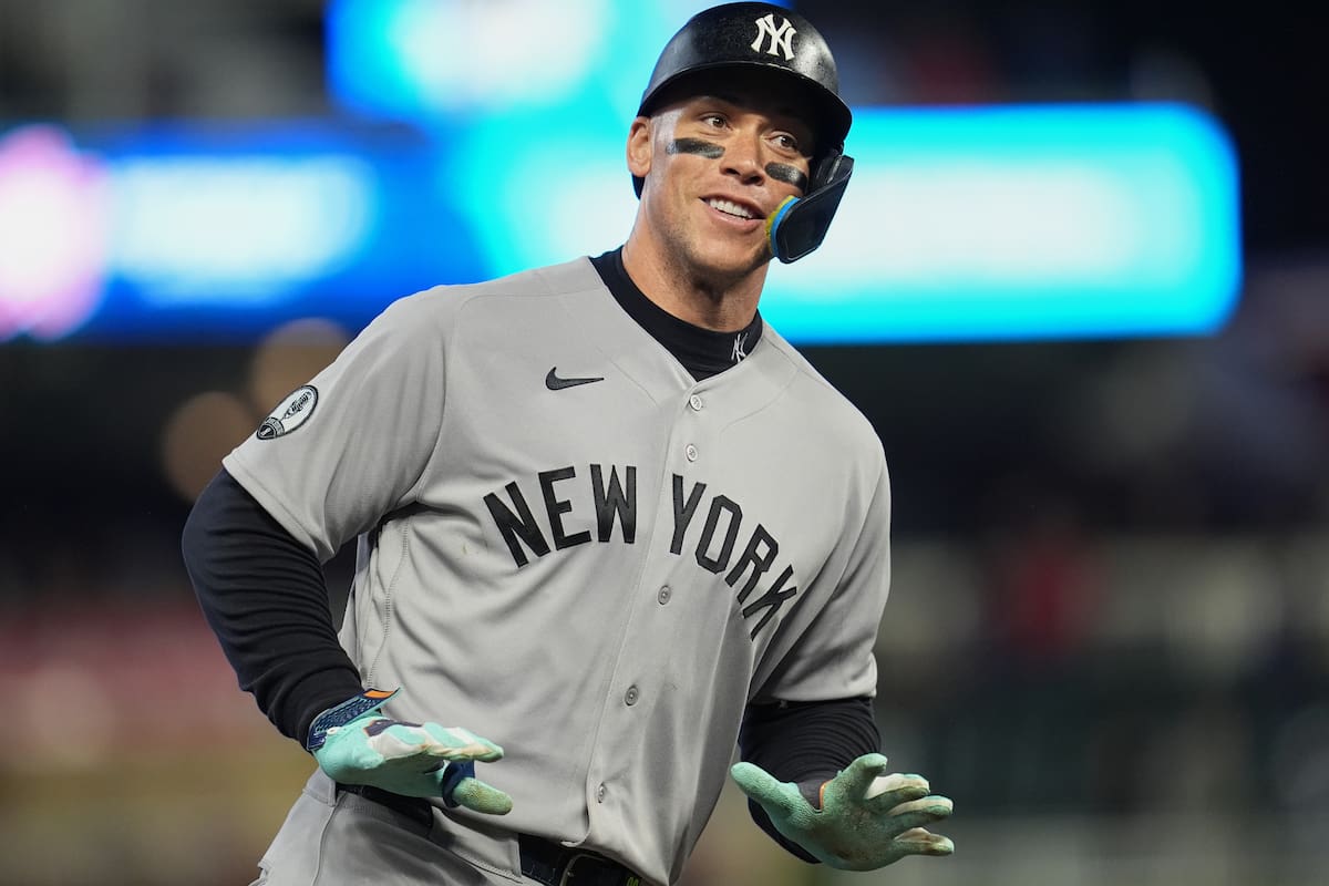 El pelotero de los Yankees de Nueva York, Aaron Judge, celebra mientras recorre las bases tras conec