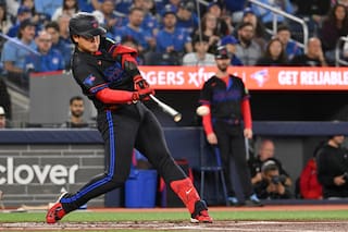 Lukes conecta hit de ventaja en la séptima de 4 carreras y Azulejos vencen 6-5 a Rojos