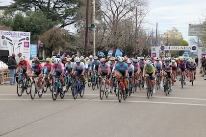 El pelotón de la primera Doble Bragado femenina