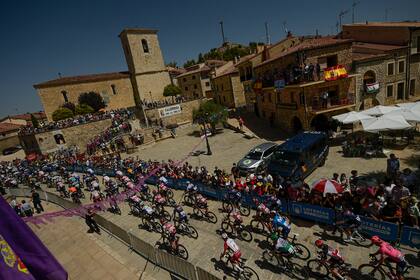 El pelotón de la Vuelta a España durante la segunda etapa entre Caleruega y Burgos, en el norte de España, el domingo 15 de agosto de 2021. (AP Foto/Alvaro Barrientos)