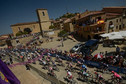 El pelotón de la Vuelta a España durante la segunda etapa entre Caleruega y Burgos, en el norte de España, el domingo 15 de agosto de 2021. (AP Foto/Alvaro Barrientos)