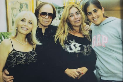 El peluquero con las tres mujeres de su vida: su mujer, Mercedes; su hija, Paola Romano, y su nieta, Antonella Arias Romano.
