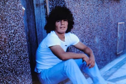 El Pelusa a las puertas de su casa en La Paternal, lugar que hoy es un museo con mucho para contar