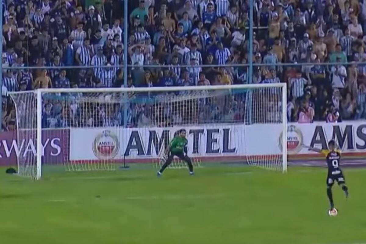 El penal clave: Blacburn intentó un lujo y Lucchetti adivinó la dirección del remate