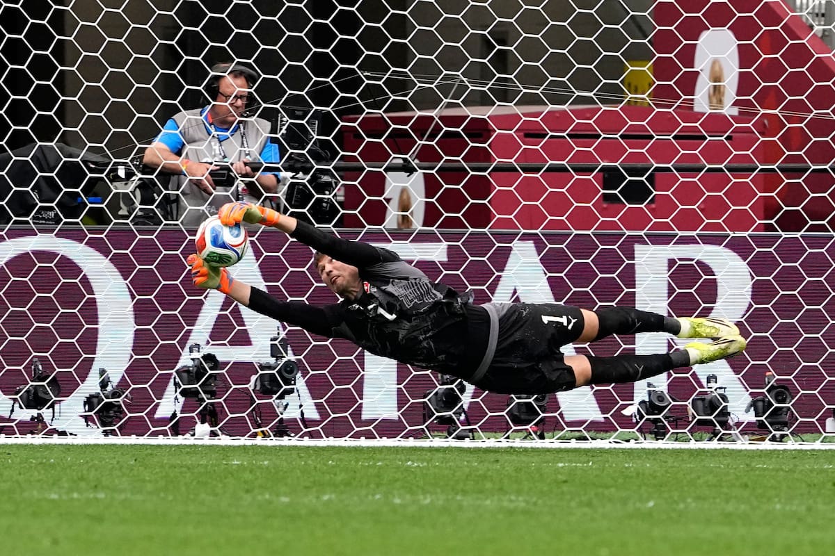 El penal clave que Gregor Kobel le detuvo a Juan Camilo Hernández cuando Colombia había igualado la tanda y le permitió a Suiza volver a obtener la ventaja hasta el final.
