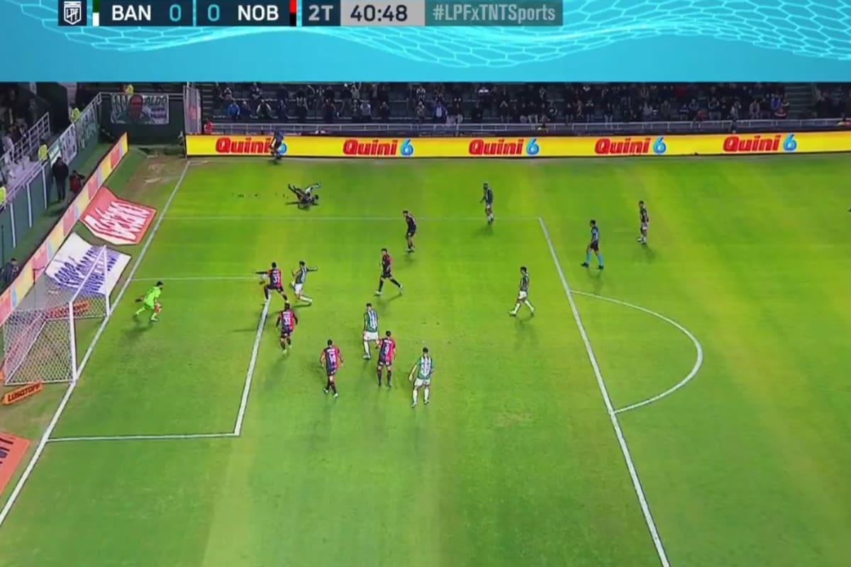 El penal cobrado a instancias del VAR: Glavinovich extiende demasiado el brazo para despejar el centro, y Rey Hilfer, después de revisar la jugada, sancionó