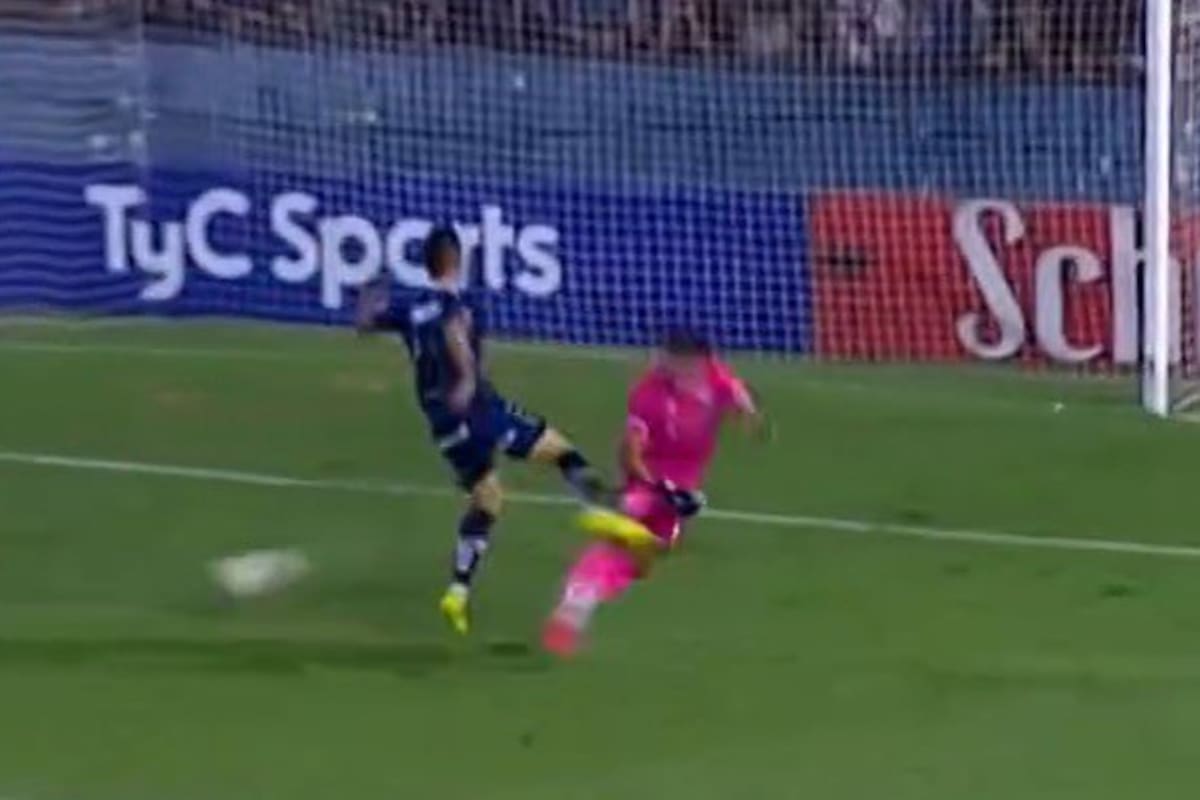 El penal cobrado por Nicolás Lamolina que desató el escándalo en Quilmes-Ferro