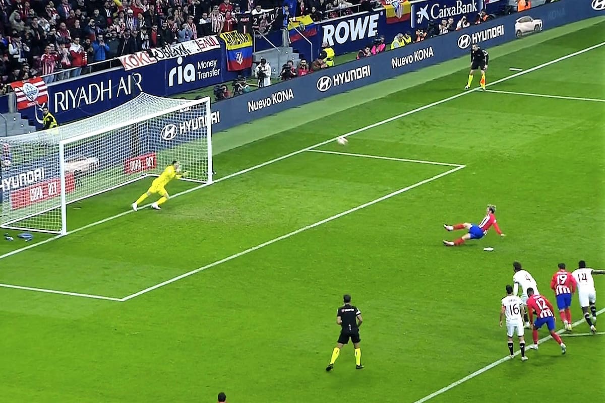 El penal de Griezmann a las nubes, después de resbalarse; luego, Atlético de Madrid se impuso por una inspiración de Ángel Correa
