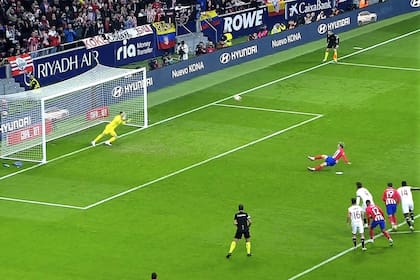 El penal de Griezmann a las nubes, después de resbalarse; luego, Atlético de Madrid se impuso por una inspiración de Ángel Correa