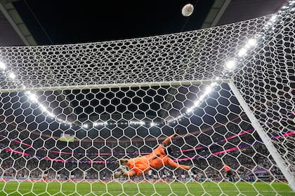 El penal de Harry Kane y la pelota por encima del travesaño; Francia eliminó a Inglaterra por 2-1 en cuartos de final y se medirá con Marruecos
