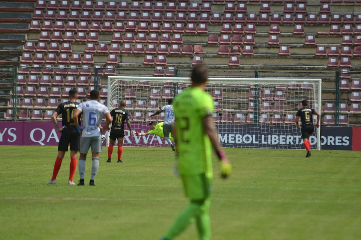 El penal, la máxima emoción, pateado por Brayan Angulo, de Emelec, que pegó en el palo y salió desviado