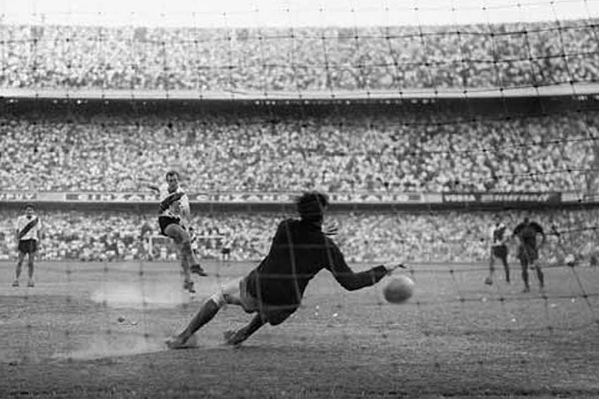 El penal pateado por Delem atajado por Roma