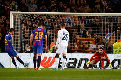 El penal que anotó Ferran Torres y que le permitió a Barcelona igualar el partido ante Napoli