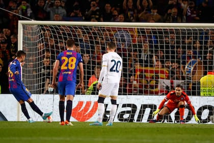 El penal que anotó Ferran Torres y que le permitió a Barcelona igualar el partido ante Napoli