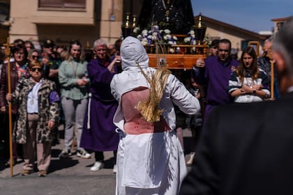 El penitente 'Picaos' se azota mientras un miembro de la hermandad de 'Santa Vera Cruz' observa durante la procesión. En San Vicente de Sonsierra varios hombres llamados disciplinantes de flagelantes, cuyas identidades se mantienen en secreto, se ofrecen a hacer penitencia caminando descalzos a veces con cadenas, enmascarados y vestidos de blanco